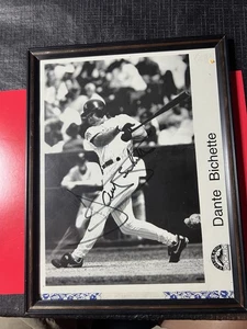 Foto firmada con el gran jugador de los Rockies Dante Bichitte original automática. - Imagen 1 de 1