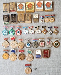 Una collezione di 38 rarissimi distintivi premio sportivo russo sovietico URSS 1960-1980 - Foto 1 di 21
