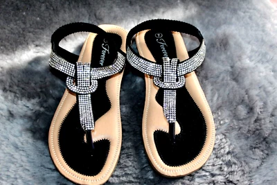 Sandalias planas Forever para mujer negras con pedrería talla 7 nuevas sin caja Foto 1 de 4