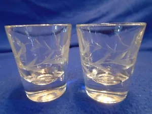Juego de 2 vasos transparentes de 2,5" grabados con flores - Imagen 1 de 4