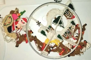 Móvil de Navidad de lona, trineo de Papá Noel con renos.  Colgante redondo.   - Imagen 1 de 2