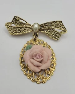 1928 GOLD TONE FAUX PEARL RIBBON BOW w/ DANGLE ROSE FLORAL BROOCH PIN JEWELRY - Picture 1 of 3