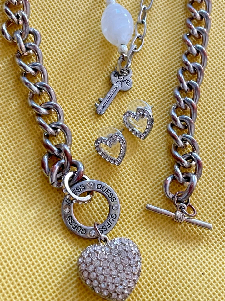 Lote de 3 piezas collar chocker pulsera y pendientes años 90 Y2K Guess corazón palanca logotipo Foto 1 de 4