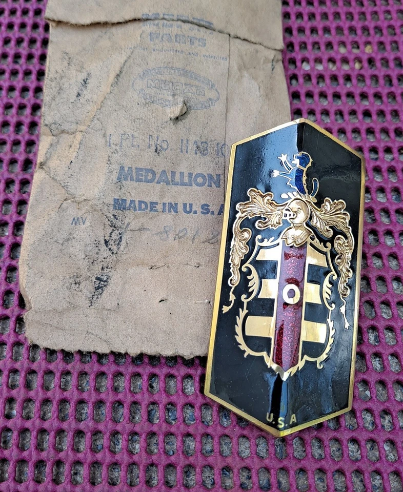 Dodge Deluxe Custom D24 1946 1947 1948 nuevo MoPar capó delantero medallón Foto 1 de 2