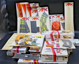 Lotto 13 sterline anni 70 Aurora AFX HO slot car pista e accessori abbattimento - Foto 1 di 12