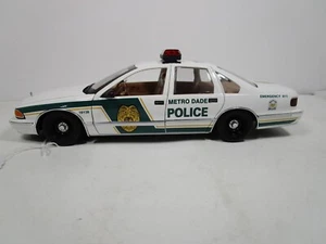 UT MODELS 1/18 1996 CHEVY CAPRICE METRO-DADE POLICE FLORIDA USED NICE *READ* - Picture 1 of 9