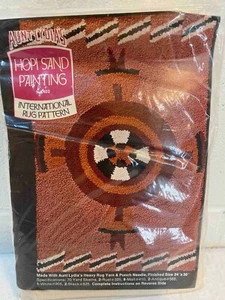 Vintage NOS zia Lydia's tappeto modello kit Hopi pittura sabbia #403 24x36 ago perforato - Foto 1 di 9