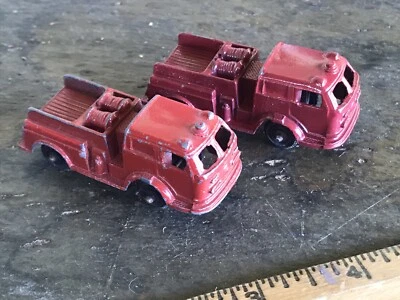 Par de metal de juguete antiguo pintura roja chippy bomba camión de bomberos vintage Foto 1 de 4