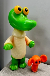 Coppia di bambole di plastica vintage URSS coccodrillo Genna e Cheburashka - Foto 1 di 9