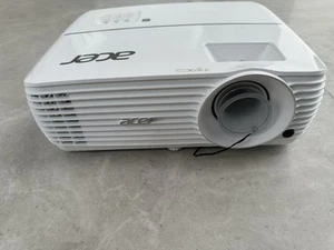 4K Acer H6810BD UHD 3D DLP Theatre Projector - Picture 1 of 14