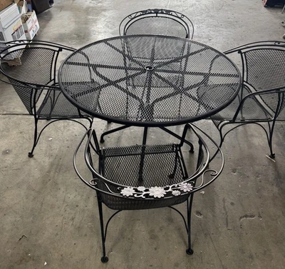 Woodard Cast Aluminum Patio Table 4 Chairs Round Patio Table Xlnt ++ Condition - Image 1 of 4