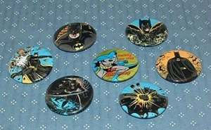 7 DIVERSE SPILLE / BOTTONI BATMAN - DATATE 1992 - Foto 1 di 1