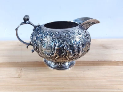 Crema de plata esterlina danesa Repousse marcada con León e I alrededor de 1868 Foto 1 de 4