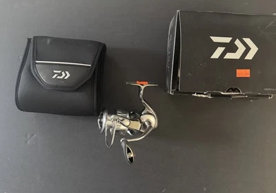 Carrete Daiwa 2022 Exist LT3000D Estados Unidos Foto 1 de 4
