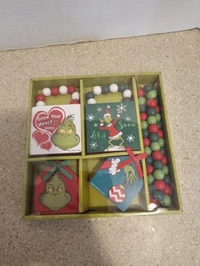 Dr. Seuss Cómo EL GRINCH Robó Navidad Rojo y Verde 5 Piezas Juego de Abrigo Decoración NUEVO - Imagen 1 de 2