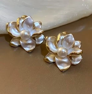 Ohrringe florale Ohrringe mit Perlenimitat und Emaille. Pfosten - Bild 1 von 4