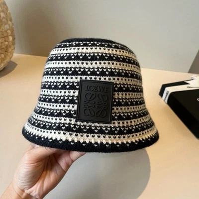 Sombrero de cubo Loewe tejido blanco y negro con parche con logotipo Foto 1 de 4