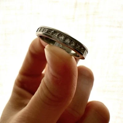 Banda de eternidad de platino con diamantes de 1,0 quilates.  Foto 1 de 4