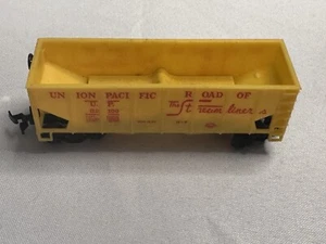 YELLOW 70 TON 9 PANEL OPEN HOPPER UNION PACIFIC 82100 - HO SCALE - Picture 1 of 5