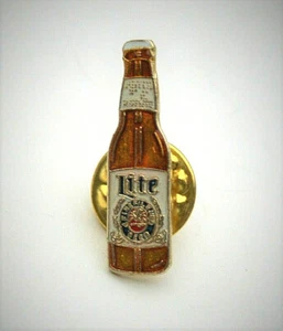 2 Vintage 80er Jahre Lite Pilsner Bierflasche Werbung Pin Neu NOS - Bild 1 von 5