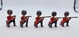 De colección British or Erie 5 soldados de plomo, abrigos rojos británicos arrodillados tiro - Imagen 1 de 6