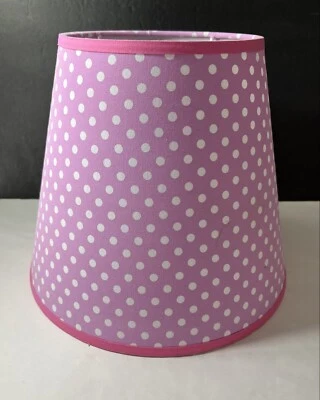 Pantalla de lámpara de lunares rosa y blanco Pottery Barn Kids Foto 1 de 4