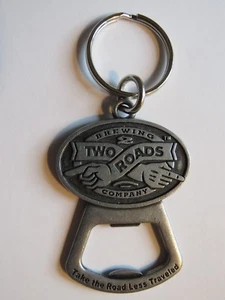 Llavero abrebotellas de metal para cerveza: TWO ROADS Brewing Co; Stratford, CT; viaje - Imagen 1 de 3