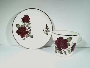 ROYAL STUART 1940'S COFFEE CUP & SAUCER WILD ROSES W/ GILDED TRIM MADE ENGLAND - Imagen 1 de 7