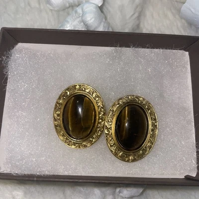 Pendientes perforados ojo de tigre ovalado filigrana de metal tono dorado joyería vintage Foto 1 de 4