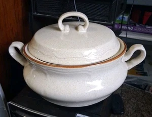 Barocke Herdside Steinwarenterrine, 2 Quart. Gesprenkelt beige 8” breit 4” hoch - Bild 1 von 7