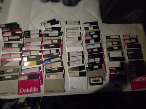 Lot disquette ordinateur vintage Atari 400 800 800XL XE XL 70+ disques - Photo 1/6