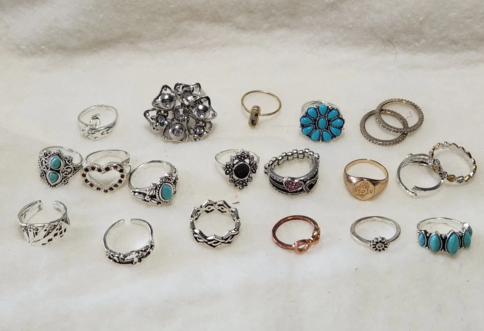 Lote de 20 Anillos de Moda de Disfraz Tono Dorado Tono Plata Sin Marca Temas Mixtos Foto 1 de 4