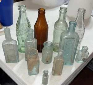 12 Doug Vintage verschiedene Glasflaschen und wie gefunden Medizin und Soda Typ schmutzig - Bild 1 von 13