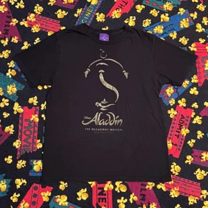 Camiseta gráfica exclusiva musical Disney Aladdin The Broadway/talla M - Imagen 1 de 5