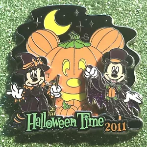 DISNEY DLR 2011 HALLOWEEN TIME MICKEY AND MINNIE MOUSE WITH A MICKEY PUMPKIN PIN - Picture 1 of 1