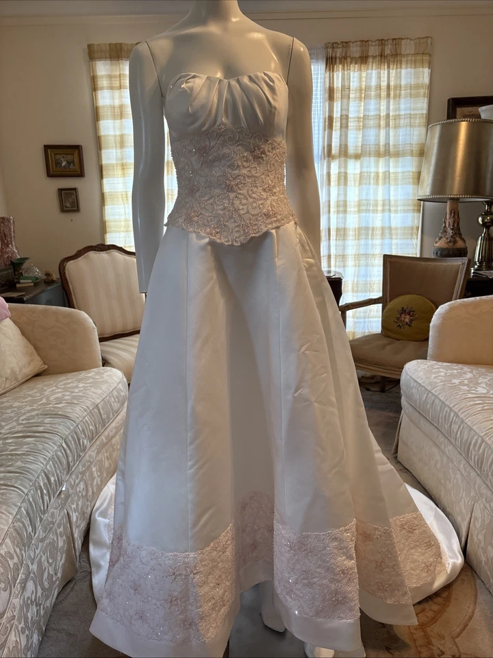 Vestido de novia Allure novia blanco rosa con cuentas sin tirantes talla 6 Foto 1 de 4