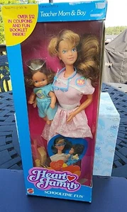 Neu im Karton 1988 THE HEART FAMILY SCHULZEIT SPASS LEHRERIN MAMA & JUNGE PUPPEN - Bild 1 von 7