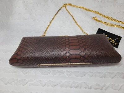 Cartera clutch/hombro con estampado de serpiente marrón Magid cadena con cierre en tono dorado.  Foto 1 de 4