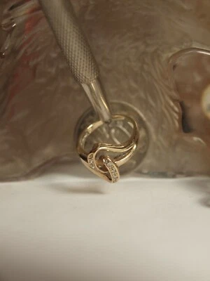 GENUINE / SOLID 375 YELLOW GOLD LADIES BOW CLUSTER RING WITH NATURAL DIAMOND ! - Image 1 of 4