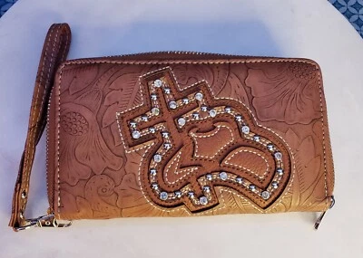 Cartera para mujer Montana West marrón con tachuelas de cuero sintético Foto 1 de 4