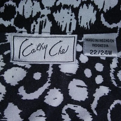 Blusa para mujer Kathy Che 22/24W manga corta abotonada negra/blanca  Foto 1 de 4