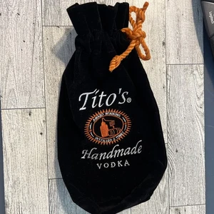 Tito's Handmade Vodka Black Velour Drawstring Bag - Bild 1 von 3