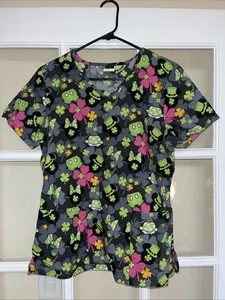 Super fun Disney Minnie Mouse ☘️☘️☘️SHAMROCK PRINT SCRUBS TOP SIZE M - Picture 1 of 6