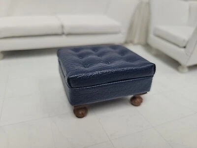 Taburete otomano miniatura para casa de muñecas acolchado azul imitación cuero rectangular Foto 1 de 4