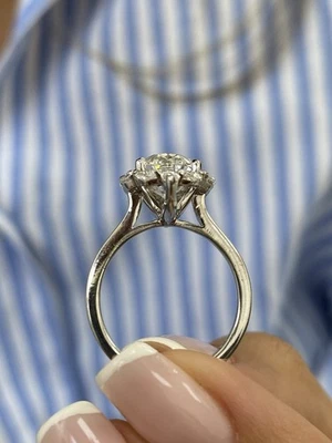 Anillo ovalado de diamantes VS1 E IGI certificado 3,7 quilates marquesa creado en laboratorio halo de oro blanco de 14 quilates Foto 1 de 4