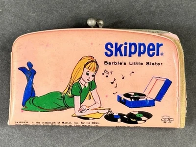Винтаж 1964 «ШКИПЕР» Барби маленькая сестра - розовый монета сумочки - сделано в Японии  - Изображение 1 из 4