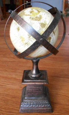 Globo de 5" de diámetro sobre base de aspecto de madera, bandas de metal alrededor del globo de 12" de alto India Foto 1 de 2