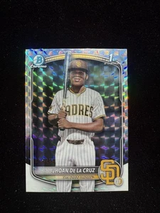 2025 Bowman Chrome Jhoan De La Cruz Silver Geometric Refractor 415/499 Padres - Bild 1 von 2