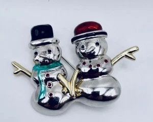 Broche prendedor vintage Liz Claiborne Mr & Mrs muñeco de nieve esmaltado sombreros tono plata y dorado - Imagen 1 de 4