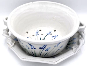 Studio Pottery Firmato Argilla Banchi Bacche Ciotola Colino Vassoio Manico Torsione Fiori - Foto 1 di 4